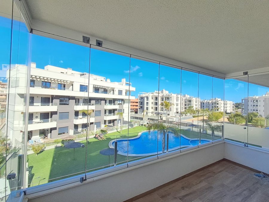 Cortina de cristal balcón vistas piscina