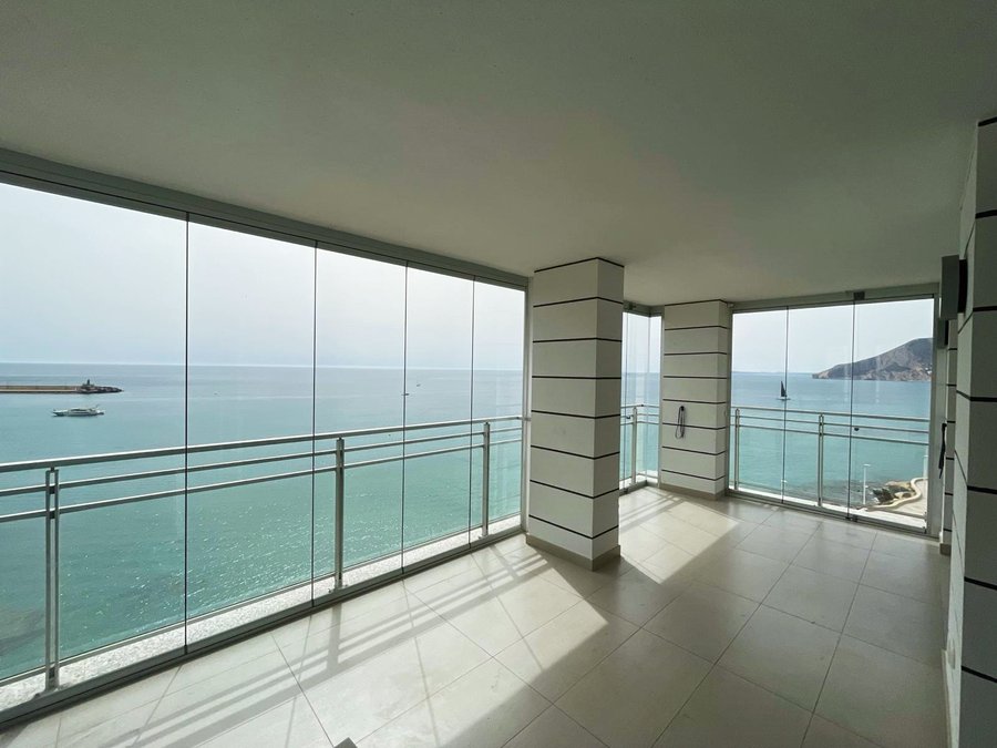 Cortina de cristal con vistas al mar