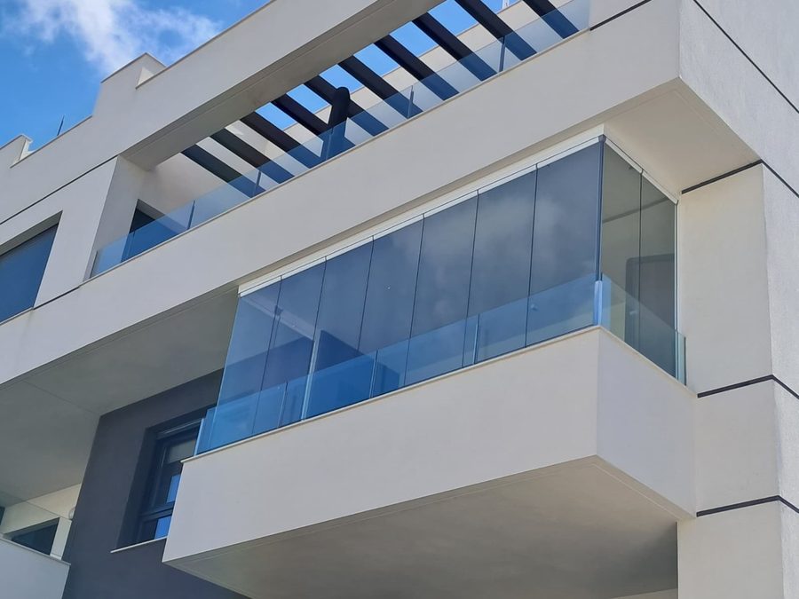 Balcón moderno acristalado