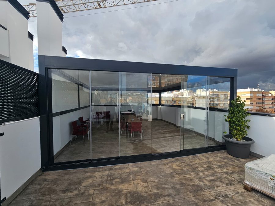 Pérgola bioclimática con panel corredera